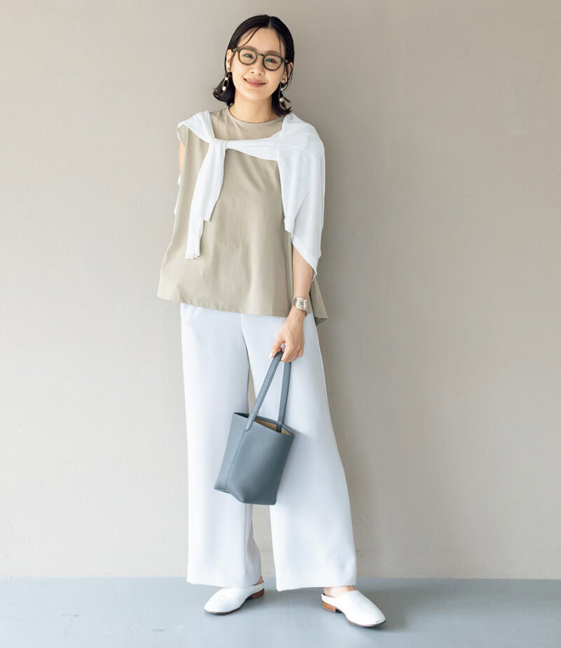 ノースリーブとパンツは「バーニーズニューヨーク」のオリジナル。 「丈夫で型崩れせず、洗えて、家の掃除もできちゃうくらい！ 旅行でも活躍」。透け感が涼やかな「ユニクロ」のカーデをアクセントに。