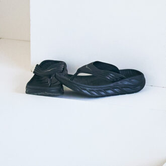 オラ リカバリー フリップ¥9,900／ホカ（デッカーズジャパン）