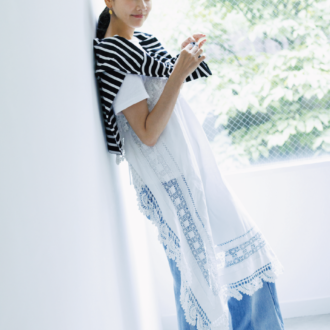 リメイクデニム¥41,800 ／リバー、エプロンドレス¥52,800 ／ライトアンドドイル（ともにワングラムチャン）、Tシャツ¥38,500、肩にかけたカットソ¥39,600 ／ともにマディソンブルー、ピアス¥38,500／テッドミューリング（ヤエカホームストア）、バングル¥82,500、ブレスレット¥39,600／ともにエンド カスタム ジュエラーズ×ハイク（ボウルズ）、シューズ¥25,300／キャットワース（ グラストンベリーショールーム）