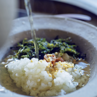 スギナ茶漬け スギナ茶は昆布茶と緑茶をあわせたようなお味で茶漬けにぴったり。