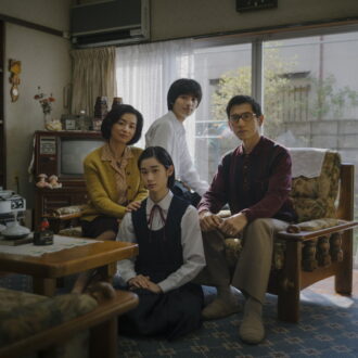 次女役は、尾野真千子。その夫役には本木雅弘。Netflixシリーズ『阿修羅のごとく』独占配信中