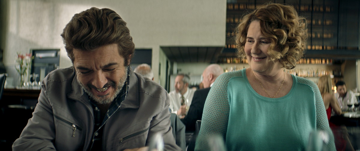 元サッカー選手のフェルミンと妻のリディア。『明日に向かって笑え！』©2019 CAPITAL INTELECTUAL S.A./KENYA FILMS/MOD Pictures S.L.