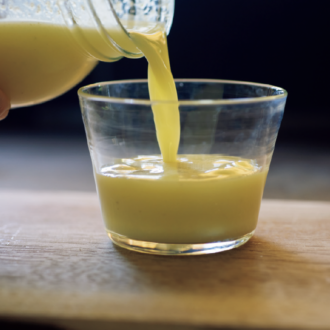 とうもろこしの冷製スープ 芯も一緒にゆでて味を引き出し、甘酒のように深く濃厚な甘さに。