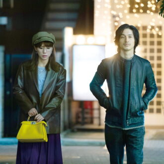自称アーティストの謎の男を錦戸亮が演じる。Netflixシリーズ『離婚しようよ』独占配信中