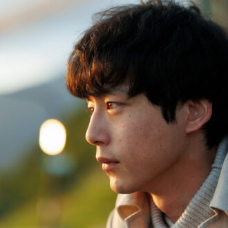 心臓移植を受けたことで他人の記憶を有した成瀬。Netflixシリーズ『さよならのつづき』独占配信中