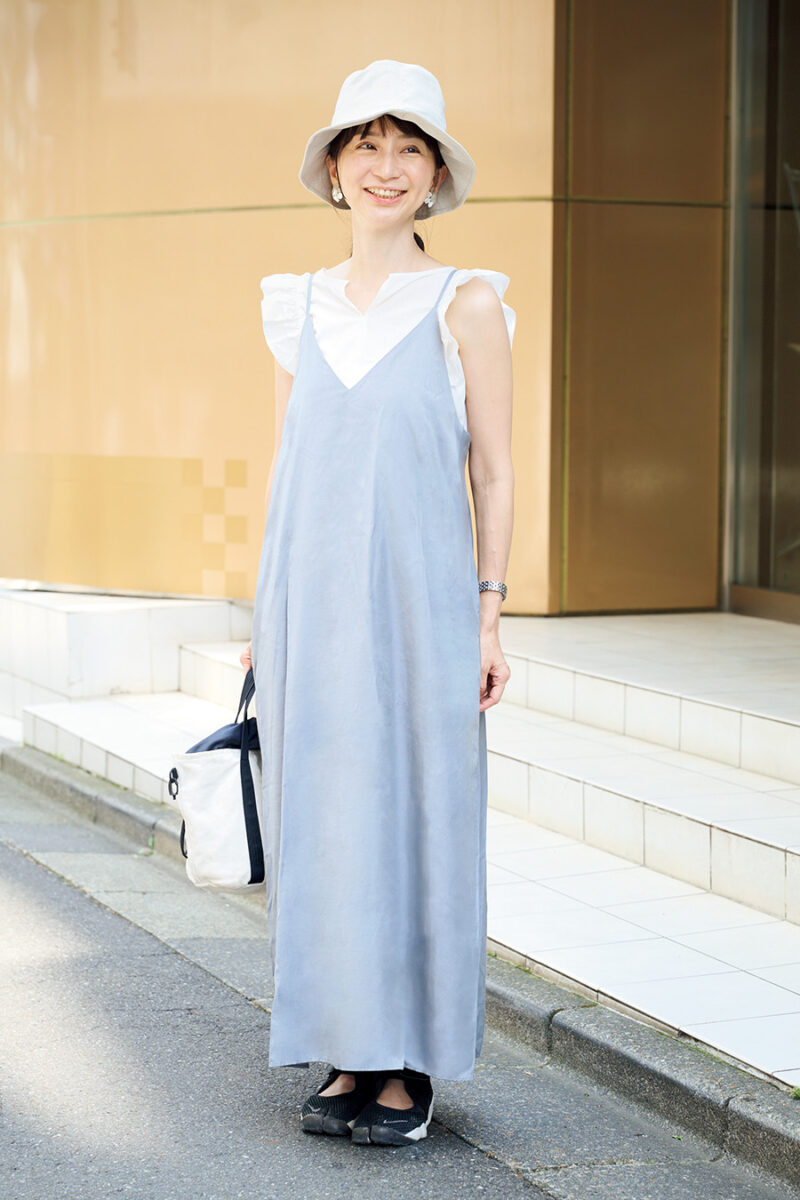 花モチーフやフリルをクールに！ 清潔感あふれる着こなしへ