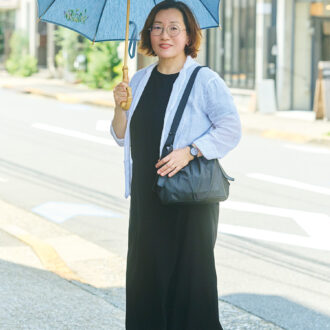 挿し色としても活躍する刺しゅうが施された日傘