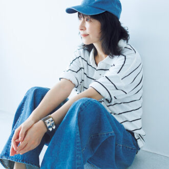 古着ポロシャツ￥13,200 ／ジャンティーク、デニムパンツ￥57 ,200 ／ハイク（ボウルズ）、バングル／スタイリスト私物、キャップとサンダルは西田さんの私物。