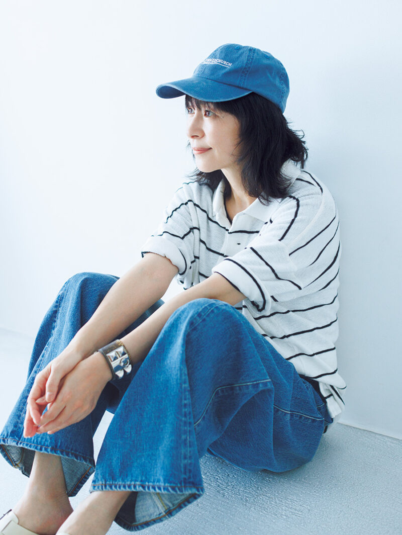 古着ポロシャツ￥13,200 ／ジャンティーク、デニムパンツ￥57 ,200 ／ハイク（ボウルズ）、バングル／スタイリスト私物、キャップとサンダルは西田さんの私物。