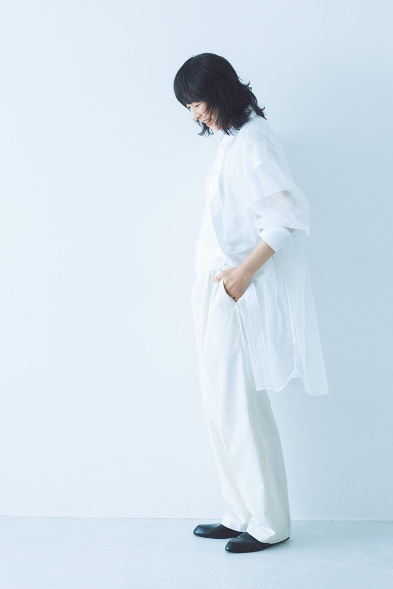 シャツ￥31,900、中に着たTシャツ￥16,500／ともにハイク（ボウルズ）、古着のチノパンツ￥12,000 ／ベランダ アオヤマ、シューズは西田さんの私物で「ジルサンダー」。