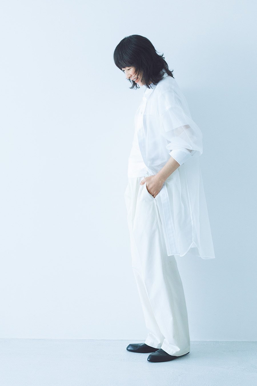 シャツ￥31,900、中に着たTシャツ￥16,500／ともにハイク（ボウルズ）、古着のチノパンツ￥12,000 ／ベランダ アオヤマ、シューズは西田さんの私物で「ジルサンダー」。