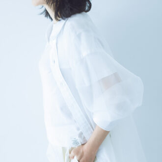 シャツ￥31,900、中に着たTシャツ￥16,500／ともにハイク（ボウルズ）、古着のチノパンツ￥12,000 ／ベランダ アオヤマ、シューズは西田さんの私物で「ジルサンダー」。 「かかとを踏んで、バブーシュみたいに履いたりもします」