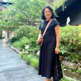 【京都スナップ】英国発「オールセインツ」の黒ワンピースで軽やかな50代の旅スタイル