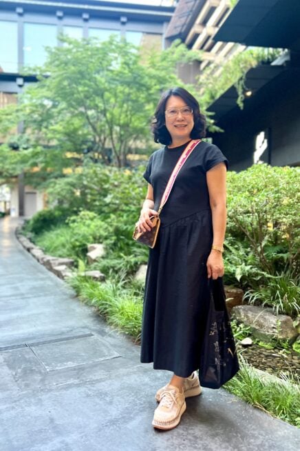 【京都スナップ】英国発「オールセインツ」の黒ワンピースで軽やかな50代の旅スタイル