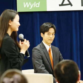 能天気な世襲議員を松坂桃李がコミカルに演じる。Netflixシリーズ『離婚しようよ』独占配信中