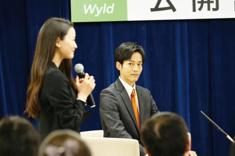 能天気な世襲議員を松坂桃李がコミカルに演じる。Netflixシリーズ『離婚しようよ』独占配信中