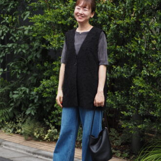 【スナップ】大人世代の「ジレ」の着こなしをチェック！ 季節感と品の良さを取り入れて