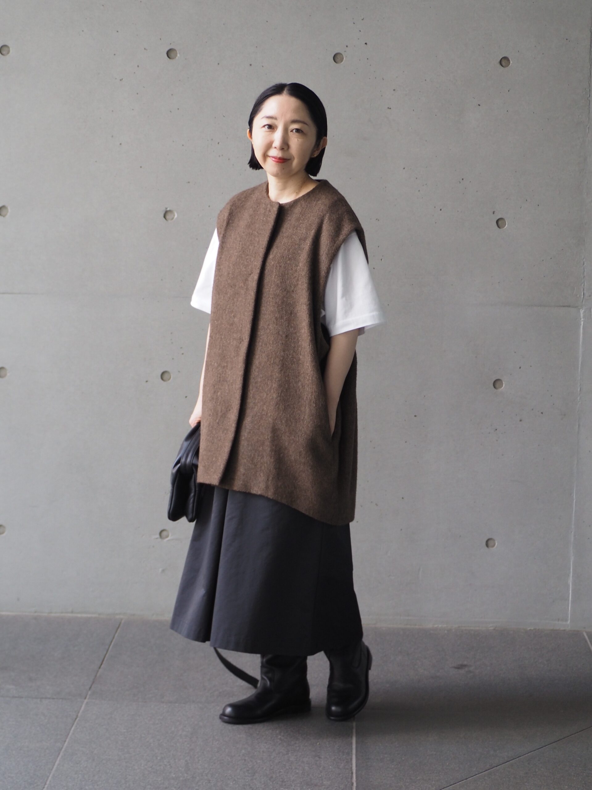 50代のTシャツコーデにジレを重ねる