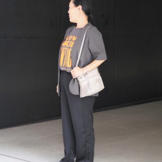【スナップ】輝く50代のお仕事コーデ！ カジュアルなTシャツが「半袖ジャケット」でオンモードに
