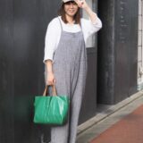 【スナップ】大人可愛いギンガムチェックの「サロペット」にキュン！ 挿し色バッグのグリーンがポイント