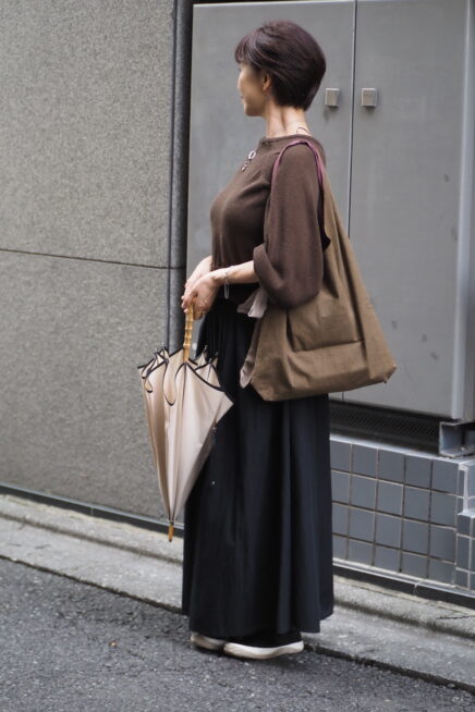 【スナップ】50代の秋コーデを拝見！ リラックス感のある「ザラ」ニットが今、ちょうどいい