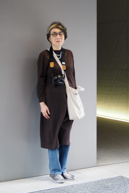 【スナップ】50代カメラ女子、カジュアルなデニムスタイルで休日のお出かけへ！