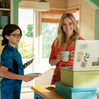 ロサンゼルスで息子と暮らす母親をリースが演じる。Netflix映画『ユアプレイス、マイプレイス』独占配信中