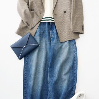 ニットベスト¥2,990、レーヨンブラウス/ストライプ¥2,990、バギーカーブジーンズ¥4,990、スニーカー（一部店舗のみで販売）¥4,990／すべてユニクロ、バッグはスタイリスト私物