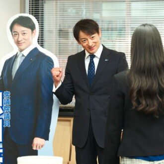 対立候補役の山本耕史。Netflixシリーズ『離婚しようよ』独占配信中