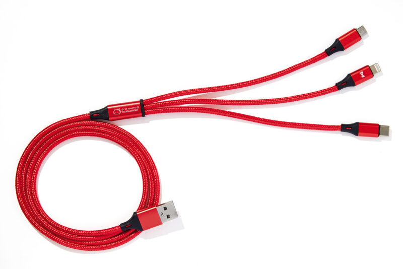 ３種のコネクタ（USB Type-A to Type-C、スマートフォン用〈iPhone対応〉、micro USB）を搭載しているので、スマホをはじめ、タブレット、ワイヤレスイヤホンなど、幅広く対応。