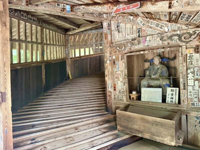 会津さざえ堂　入ってすぐのスロープ