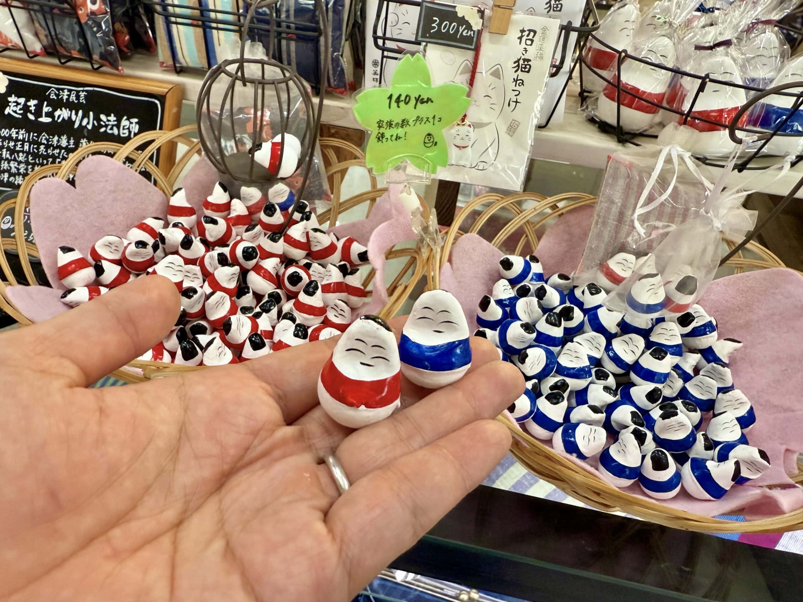 会津さざえ堂　売店　起き上がりこぼし