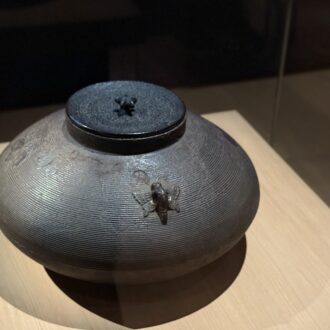 藤田美術館　古芦屋糸地蒲団型釜（こあしやいとじふとんがたかま）