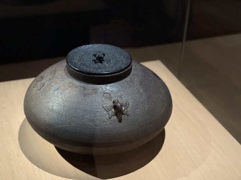 藤田美術館　古芦屋糸地蒲団型釜（こあしやいとじふとんがたかま）