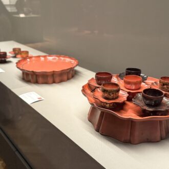 特別展「ＮＥＧＯＲＯ　根来 － 赤と黒のうるし」展 奈良・法隆寺「輪花天目盆（天目台付）」（りんかてんもくぼん／てんもくだいつき）ほか