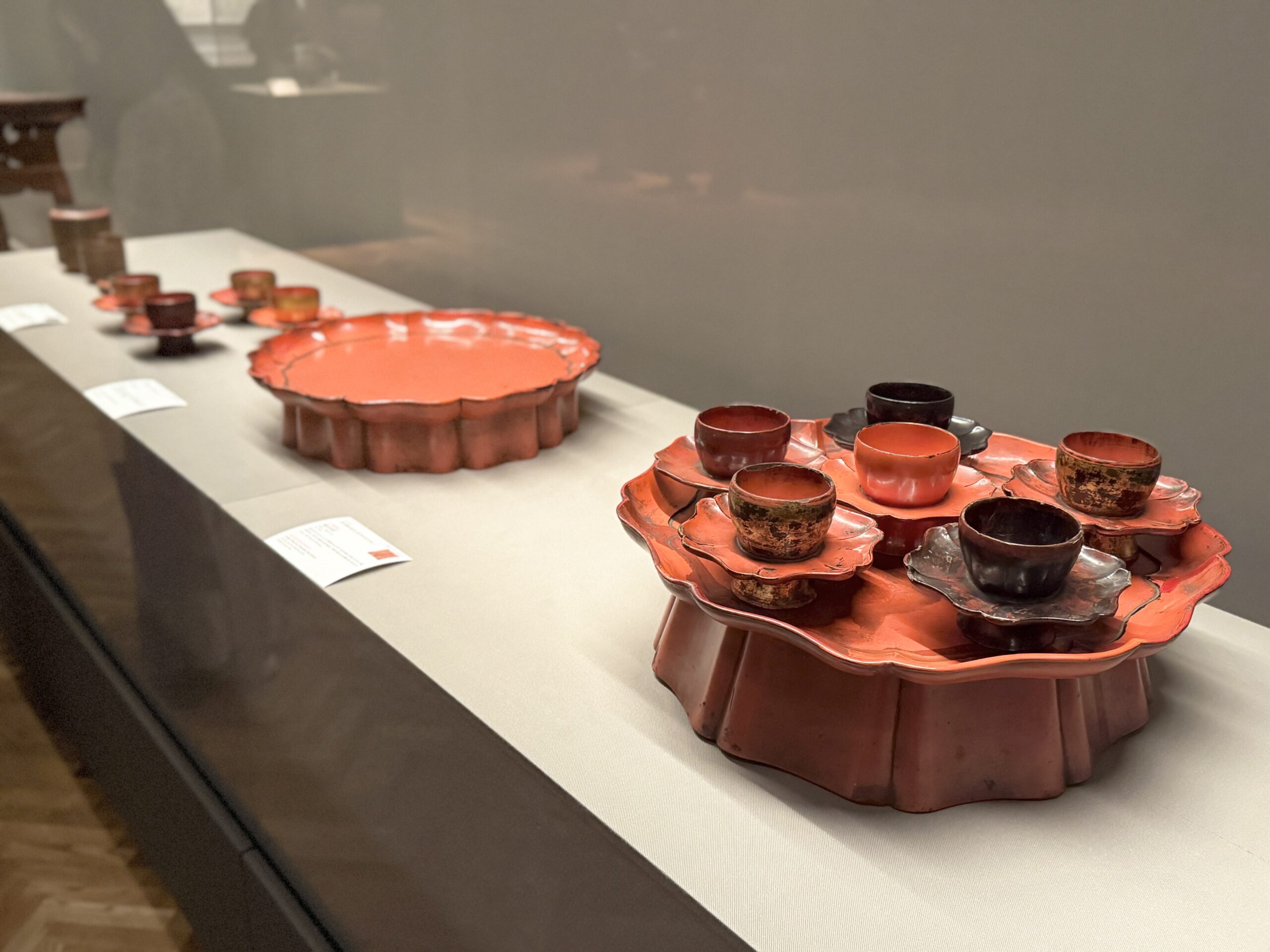 特別展「ＮＥＧＯＲＯ　根来 － 赤と黒のうるし」展 奈良・法隆寺「輪花天目盆（天目台付）」（りんかてんもくぼん／てんもくだいつき）ほか