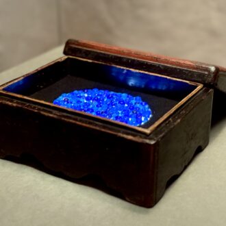 特別展「ＮＥＧＯＲＯ　根来 － 赤と黒のうるし」展　現代美術家・杉本博司氏のアート作品「瑠璃の浄土」〈2005〉（小田原文化財団）