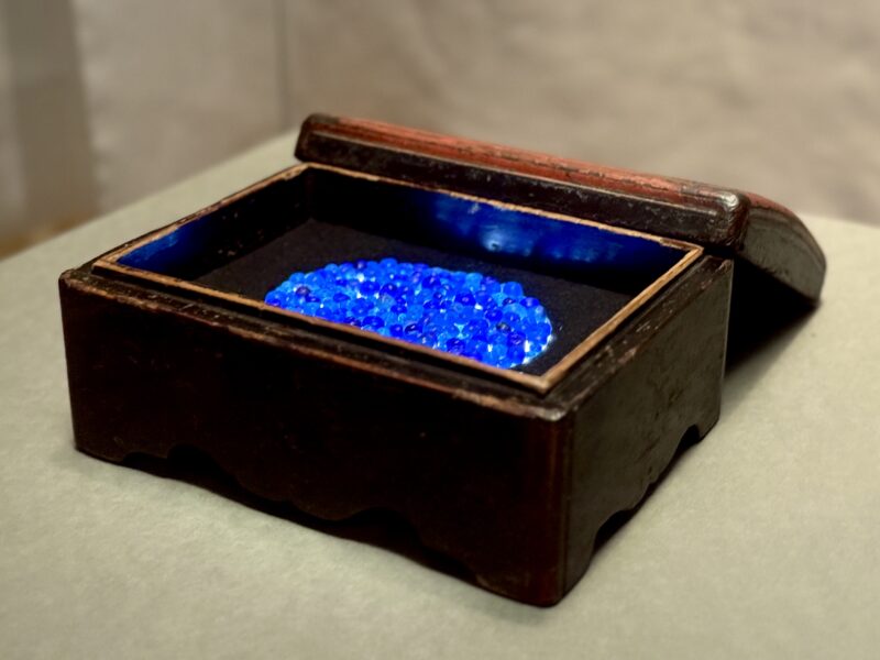 特別展「ＮＥＧＯＲＯ　根来 － 赤と黒のうるし」展　現代美術家・杉本博司氏のアート作品「瑠璃の浄土」〈2005〉（小田原文化財団）
