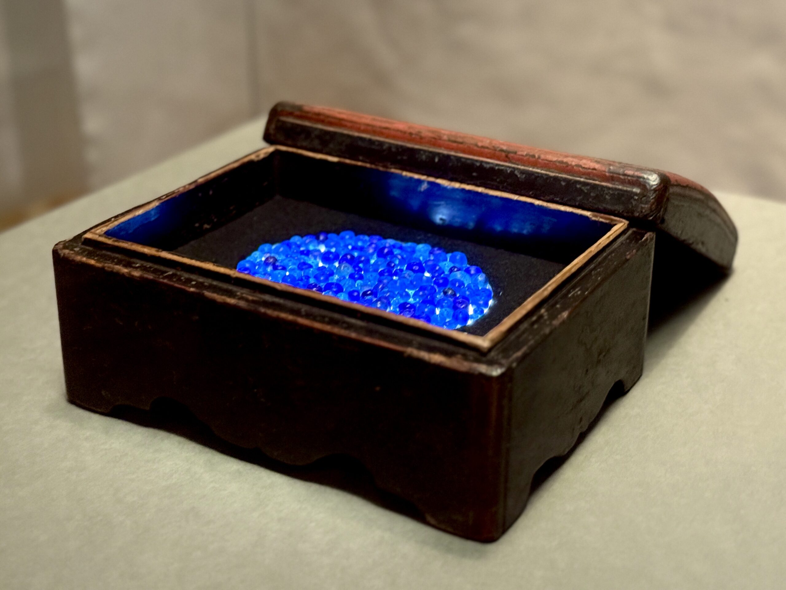 特別展「ＮＥＧＯＲＯ　根来 － 赤と黒のうるし」展　現代美術家・杉本博司氏のアート作品「瑠璃の浄土」〈2005〉（小田原文化財団）