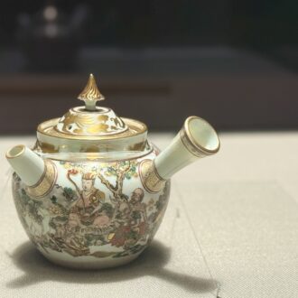 特集展示「売茶翁（ばいさおう）から花月菴（かげつあん）―煎茶道はここから始まった！―」色絵羅漢図急須（いろえらかんずきゅうす）