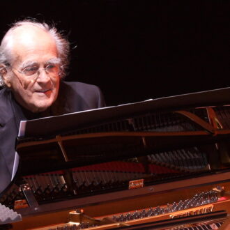 86歳で永眠するまで現役を続けた天才音楽家の軌跡。『ミシェル・ルグラン 世界を変えた映画音楽家』©-MACT PRODUCTIONS-LE SOUS-MARIN PRODUCTIONS-INA-PANTHEON FILM-