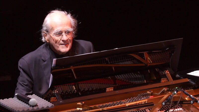 86歳で永眠するまで現役を続けた天才音楽家の軌跡。『ミシェル・ルグラン 世界を変えた映画音楽家』©-MACT PRODUCTIONS-LE SOUS-MARIN PRODUCTIONS-INA-PANTHEON FILM-