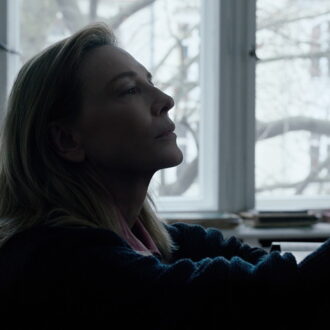 権力者の傲慢ぶりと転落、再生を描く。『TAR／ター』© 2022 FOCUS FEATURES LLC.