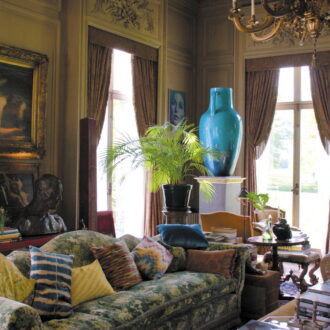 まるでお城のような自宅も公開。『ドリス・ヴァン・ノッテン ファブリックと花を愛する男』©2016 Reiner Holzemer Film-RTBF-Aminata bvba-BR-ARTE