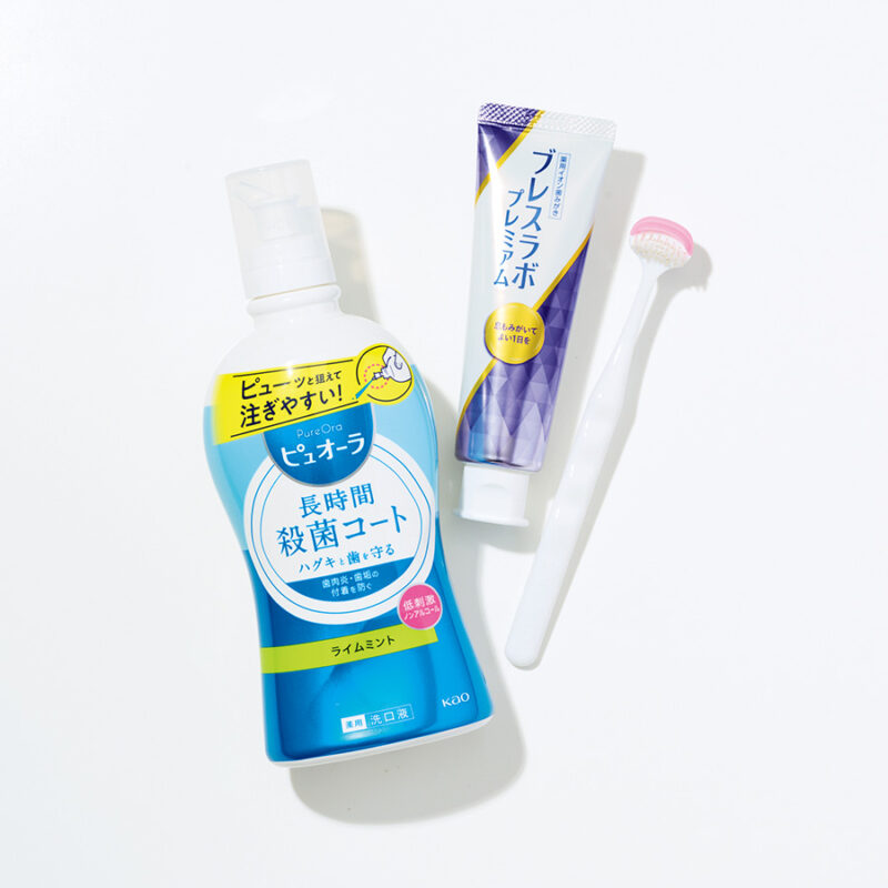 1. 高密度の毛束が舌の細かい凹凸に入り込んだ汚れを浮かせ、ラバー面でしっかりキャッチ。NONIO 舌クリーナー ￥360（編集部調べ）／ライオン　 2. ８種の薬用成分で、口臭の２大原因となる汚れと菌を元から除去する歯みがき。ブレスラボ プレミアム 90g ￥1,298（編集部調べ）／第一三共ヘルスケア　 3. 口内を洗浄するだけでなく、長時間殺菌コートして歯垢の付着を防ぐ。ノンアルコールタイプ。薬用ピュオーラ洗口液 ノンアルコール［ 医薬部外品］ 420mL ￥577（編集部調べ）／花王