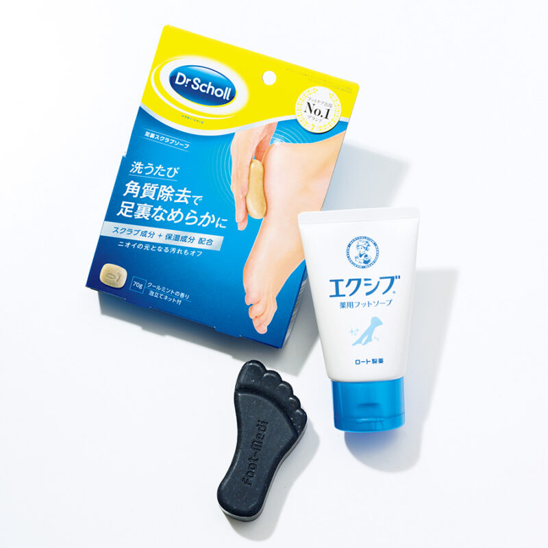 1. メントール配合で、足汗、足蒸れを解消し、すっきり。メンソレータムエクシブ 薬用フットソープ ［医薬部外品］ 85g ￥825／ロート製薬　 2. 乳酸が角質を柔らかくし、自然由来の２種のスクラブがやさしくオフ。ドクター・ショール 足裏スクラブソープ 70g ￥990（編集部調べ）／ドクター・ショール　 3. 付属の角質ケアネットにソープを入れてこすると、古い角質をネットがかき集めるように洗浄する。フットメジ 薬用フットソープ D1 爽快ミント 65g ￥1,078（編集部調べ）／グラフィコ