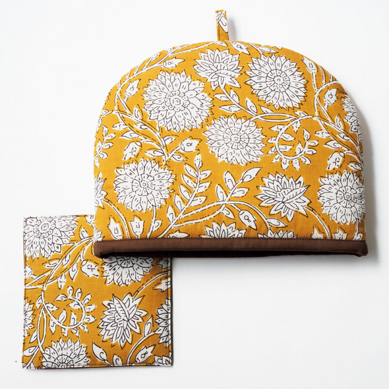 ティーコジー（ジニアマスタード）［縦22（持ち手含まず）×横28㎝］、ポットマット［縦15×横15㎝］セットで¥5,478 ／コンパス紅茶（コンパス ティーライフ アンド スタイル）