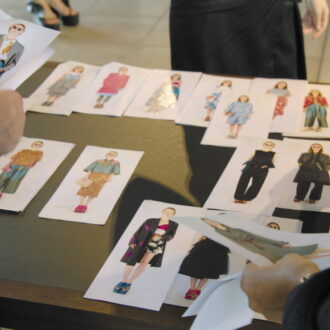 「持ち主と一緒に成長できる服」を作りたいと語る。『ドリス・ヴァン・ノッテン ファブリックと花を愛する男』©2016 Reiner Holzemer Film-RTBF-Aminata bvba-BR-ARTE