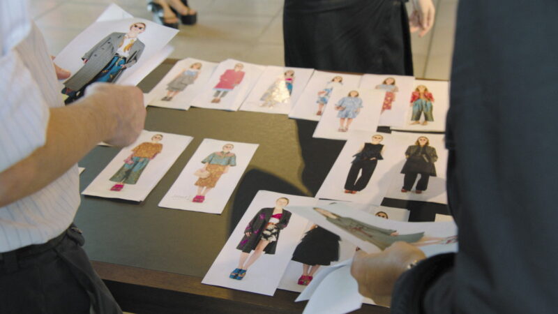 「持ち主と一緒に成長できる服」を作りたいと語る。『ドリス・ヴァン・ノッテン ファブリックと花を愛する男』©2016 Reiner Holzemer Film-RTBF-Aminata bvba-BR-ARTE