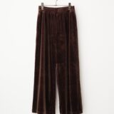 【UNIQLOで指名買い】50代が選ぶべき一着
ツヤありパンツを一点投入すればクラス感アップ